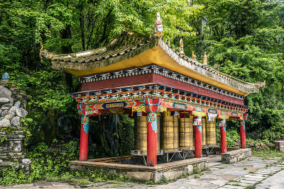 中国四川海螺沟东嘎寺的转经轮