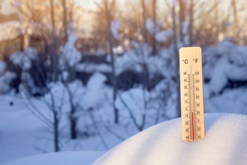 The thermometer on the outdoors in winter