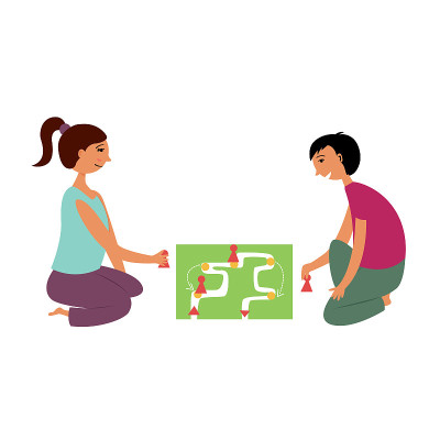 女孩和男孩玩棋盘游戏