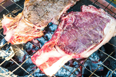 在格栅上烤生牛肉