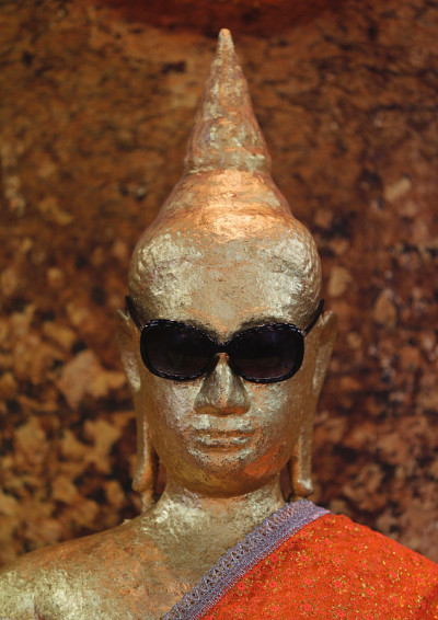 一尊佛像戴着太阳镜