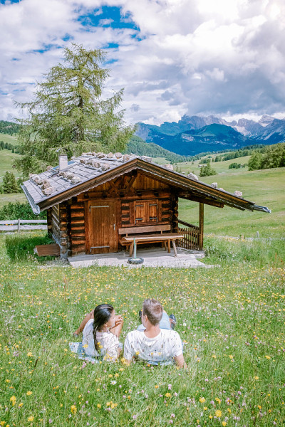 一对男人和女人在意大利Dolomites,Alpe di Siusi - Seiser Alm与Sa