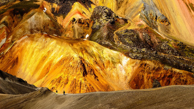 冰岛火山景观色彩强烈，流纹岩山脉