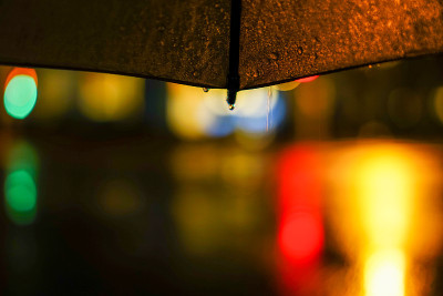 雨夜。