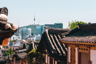 首尔,韩国。观景城市和北川韩屋村与北塔。股票的照片。