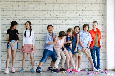 一群群小学生站在教室里。