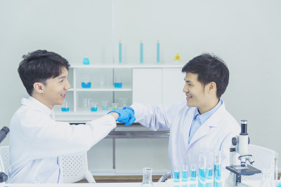 合作伙伴商业信任团队合作伙伴关系。行业承包商拳头碰交易任务业务。任务小组会议小组的人拳头碰碰手在一起