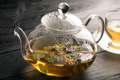 茶壶和茶杯里放着花茶
