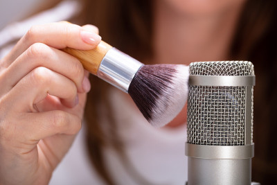 女人用刷子发出自发性知觉经搏的声音