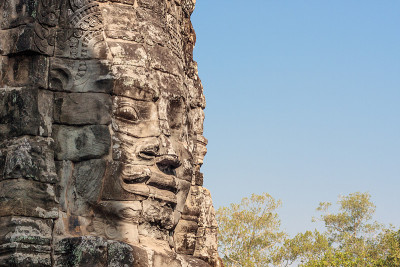 柬埔寨吴哥窟，丛林中的Prasat Bayon Wat寺庙的古老石头笑脸。吴哥窟是世界上最大的宗教纪