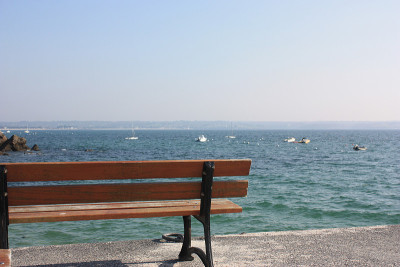 海边的公共长椅