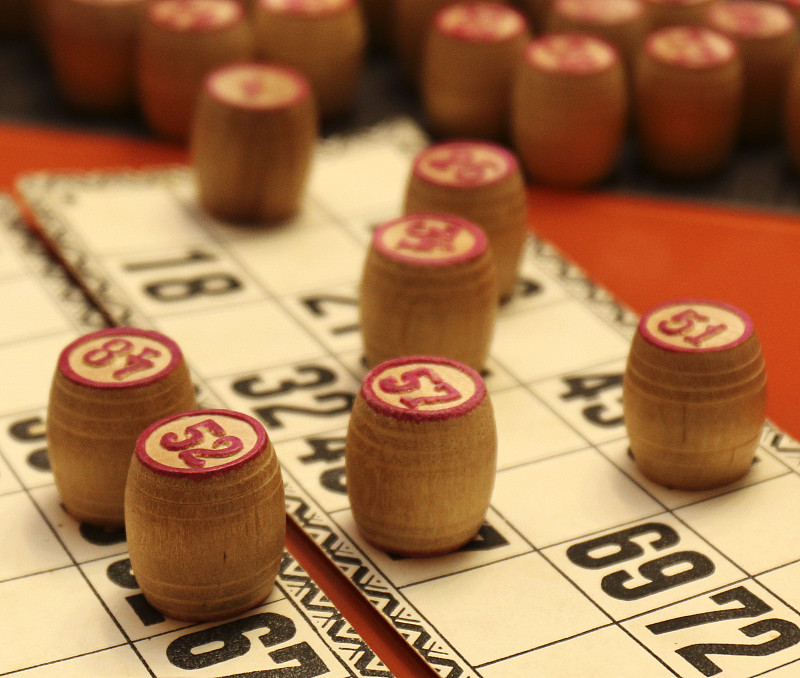 洛托棋盘游戏。木制的乐透桶和卡片。宾果游戏。赌博