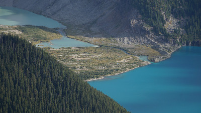 高山和高山湖泊景观在一个阳光明媚的日子在加里波第湖全景岭与黑塔斯克峰在不列颠哥伦比亚省，加拿大。