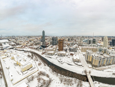 叶卡捷琳堡冬季阴天的空中全景图。叶卡捷琳堡是俄罗斯第四大城市，位于欧亚大陆，与欧洲和亚洲接壤。