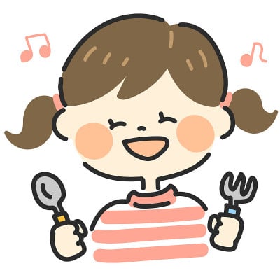 拿着勺子和叉子的女孩