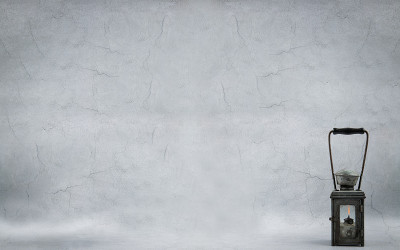 老式混凝土背景中的旧灯。