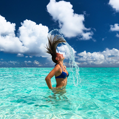 女人用头发往海里泼水