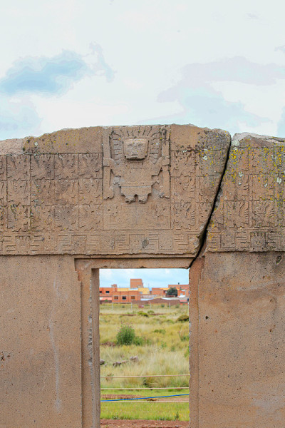 玻利维亚西部Tiwanaku (Tiahuanaco)考古遗址中装饰华丽的太阳之门。