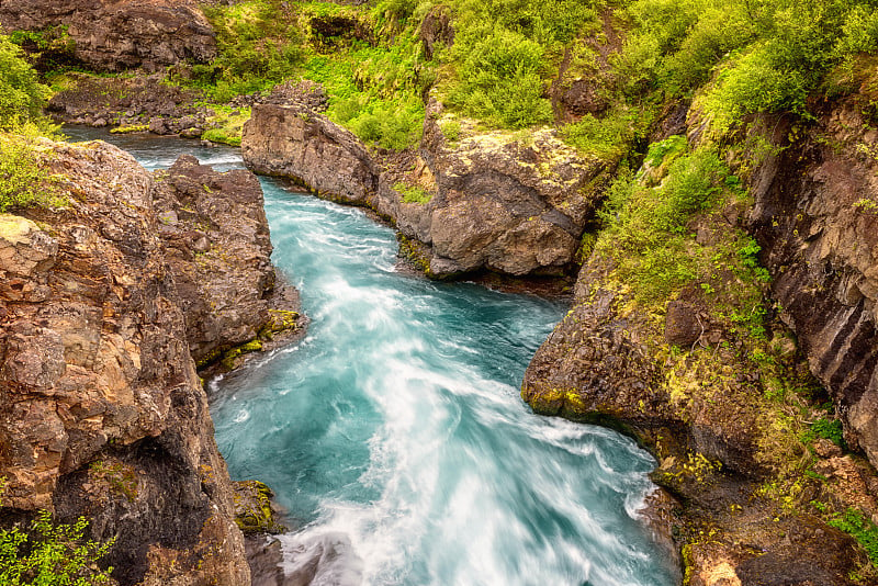 冰岛Hraunfossar，赫维塔河的水流过熔岩岩石峡谷，大自然的神奇力量