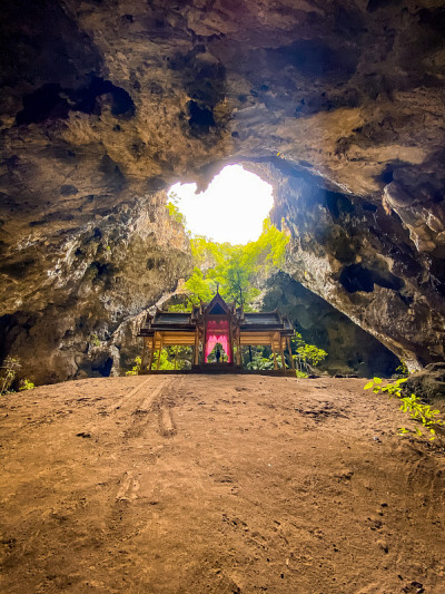 泰国帕拉雅·那空洞，Khua Kharuehat亭庙，位于泰国巴育普·基里汗Khao Sam Roi