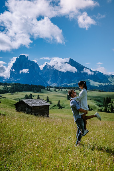 一对男人和女人在意大利Dolomites,Alpe di Siusi - Seiser Alm与Sa