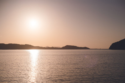 佐贺县白津市洋步子海面上的夕阳和日落。