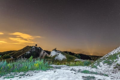 白垩山脉上繁星点点的夜空。自然景观。白垩山的夜景。考古纪念碑-克拉比文斯卡亚定居点，别尔哥罗德地区，