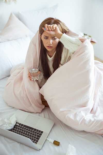 严肃的黑发女性摸着额头