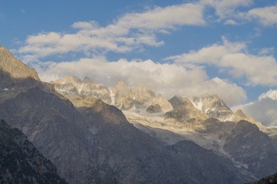 白雪覆盖的高山、高山草甸和当地的山区居民点