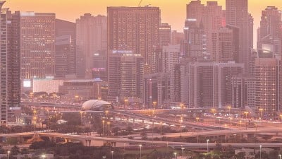 迪拜码头摩天大楼和高尔夫球场昼夜交替，迪拜，阿拉伯联合酋长国