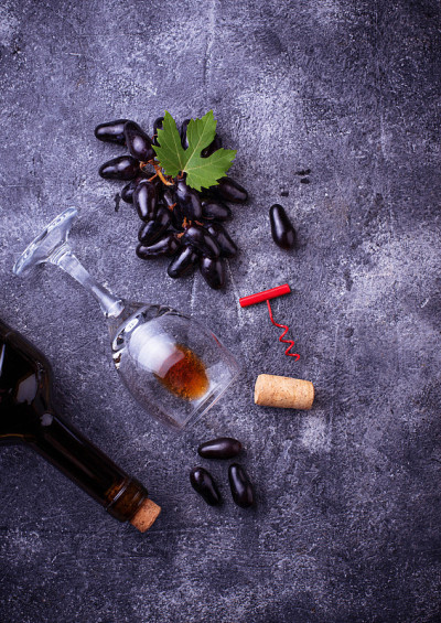 葡萄，红酒，玻璃杯，螺丝锥和软木塞
