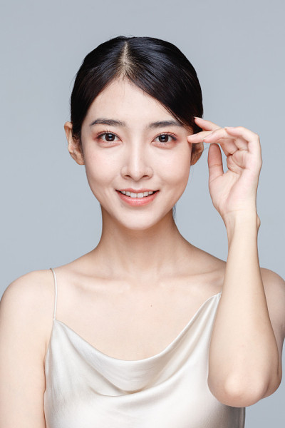 画室里的美女肖像