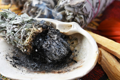 燃烧白鼠尾草涂抹棒