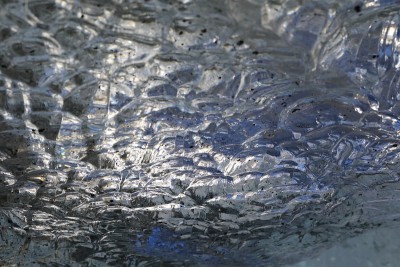 冰山——来自冰岛Jokulsarlon冰川泻湖的冰被冲到了北大西洋附近的火山沙滩上