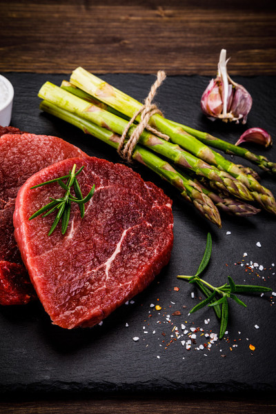 切板上的新鲜生牛肉