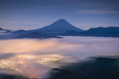 从龟方山的角度看富士山和夜间的雾海