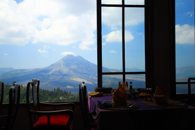金塔马尼火山印尼餐厅窗景