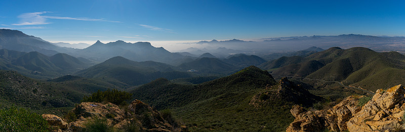 西班牙南部半沙漠山区的全景图