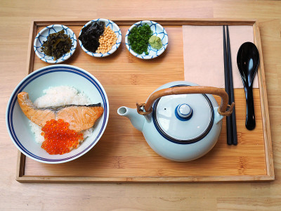 Ochazuke;一千年的传统日本料理用蒸米饭制成，加入盐腌鲑鱼、鱼卵和香菇木鱼海带汤或汤，并浇上海