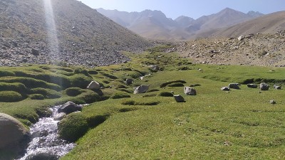 在阿富汗山区的伊什卡希姆绿色山谷徒步旅行