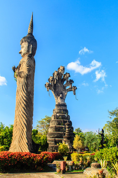 Sala Keoku是一座巨大的混凝土雕塑公园，灵感来自佛教和印度教。它位于泰国的廊开
