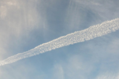 飞机在高空飞行，蓝天清澈