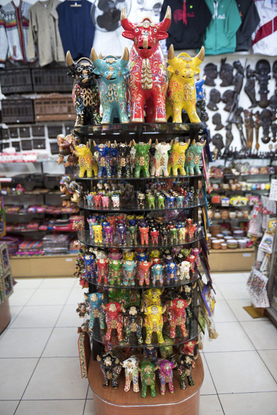 秘鲁工艺品在秘鲁的纪念品商店出售。手工制作的
