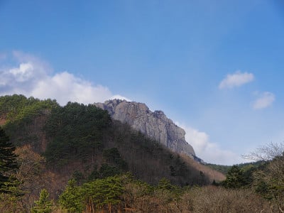 韩国的山。雪山国家公园的乌尔山巴维岩石