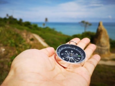 罗盘是一种用于导航和定位的仪器，它显示相对于地理基本方向或点的方向。有的利用磁能和风水来提升生活质量