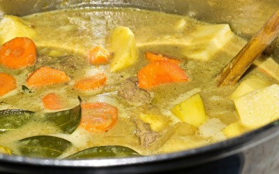 牛肉在炉子上炖，低角度观看。