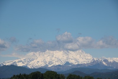 意大利提契诺河上的塞斯托·卡丹和阿尔卑斯山全景