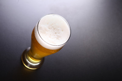 高杯淡啤酒