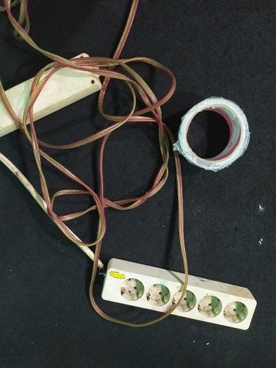 电线缠在黑色的地毯上