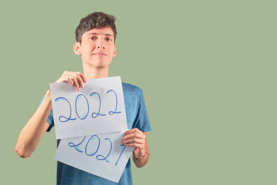 从2021年到2022年，快乐的家伙，简单的背景。